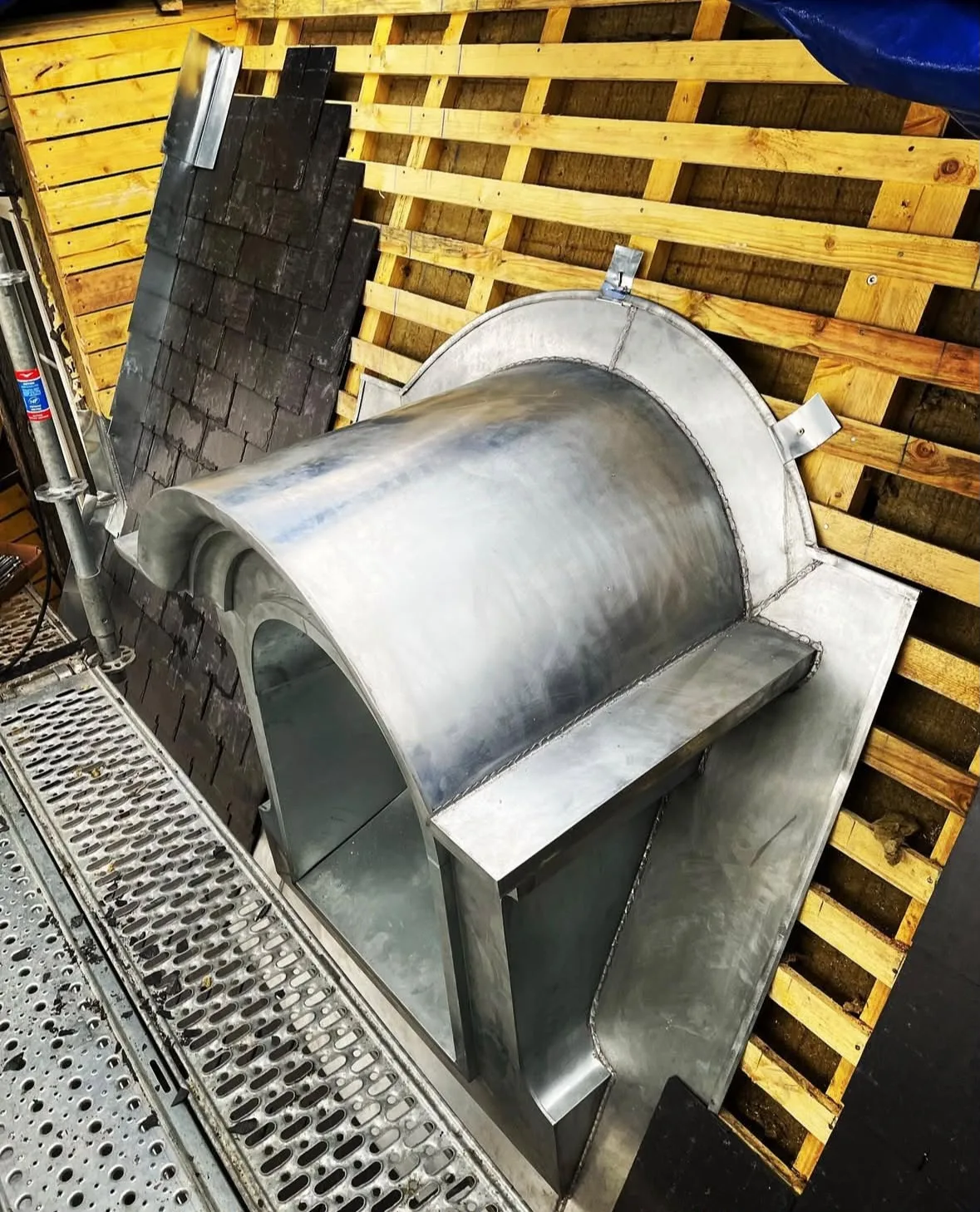 Lucarne en zinc façonnée à la main par les couvreurs Dujardin