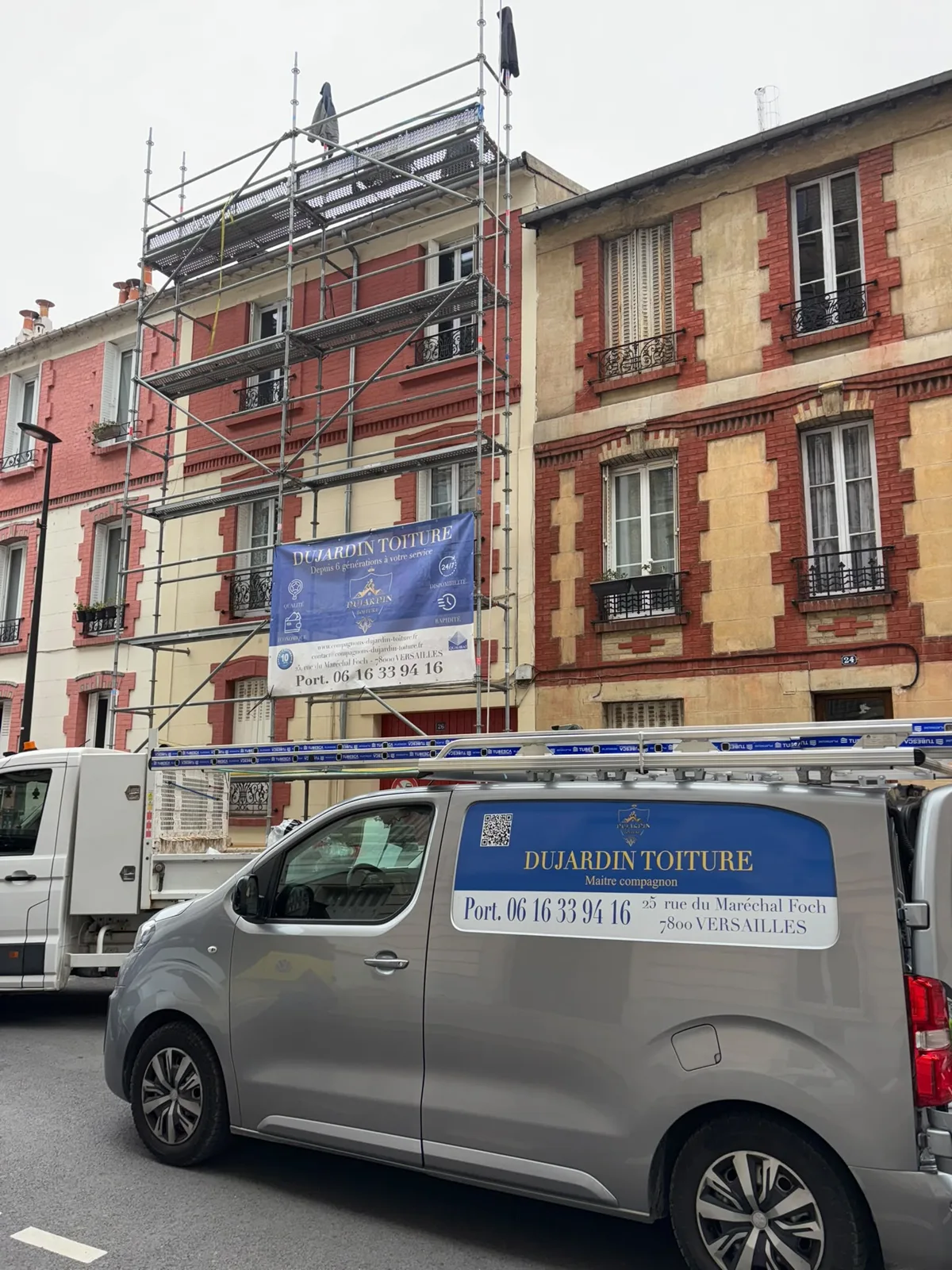 Camion et échafaudage Dujardin Toiture devant un chantier de couverture