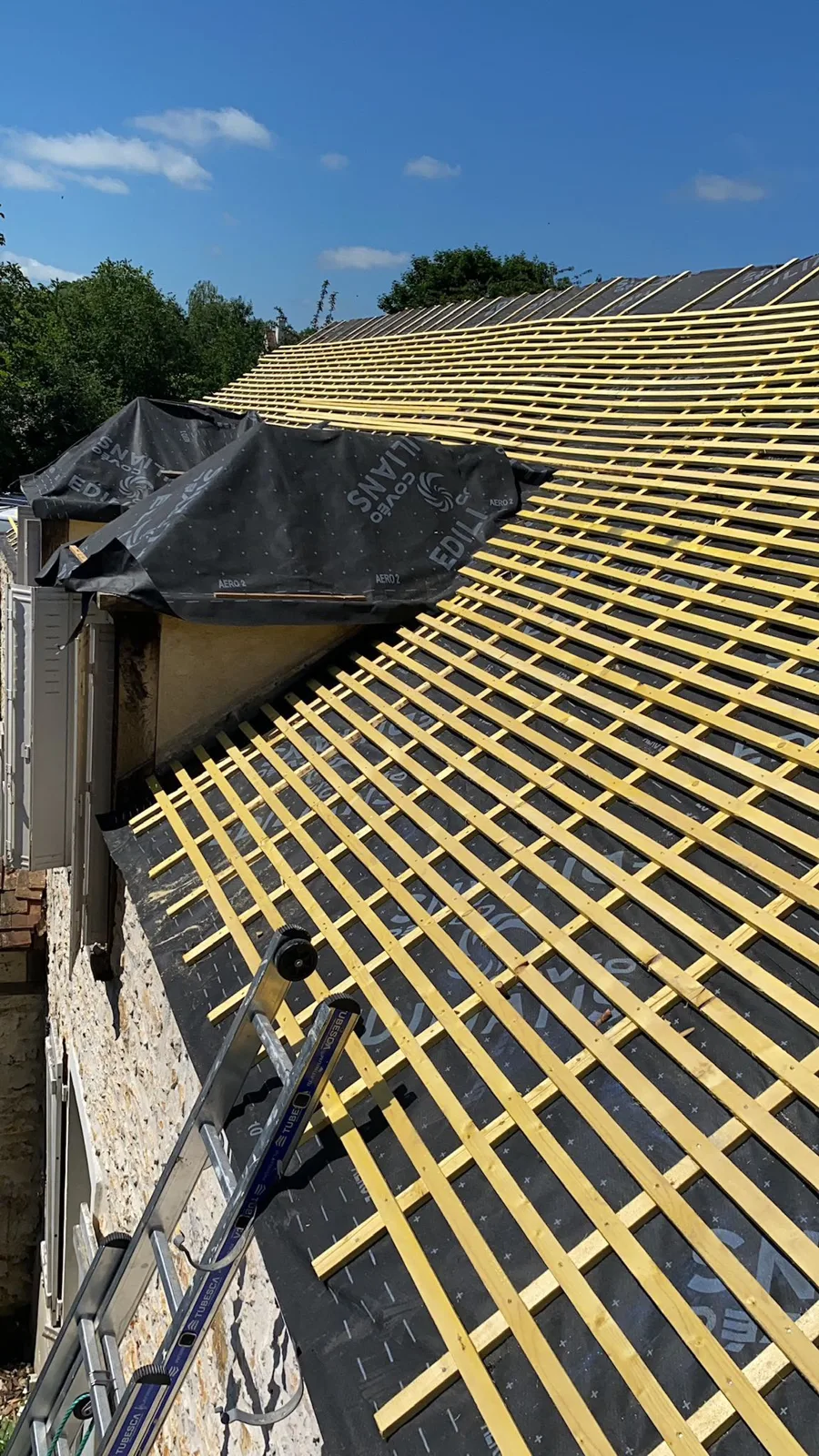 Pose de liteaux et écran sous-toiture avant couverture