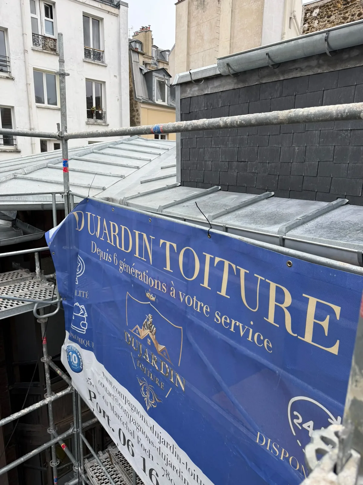 Bâche Dujardin Toiture sur un toit en zinc et ardoise, chantier parisien